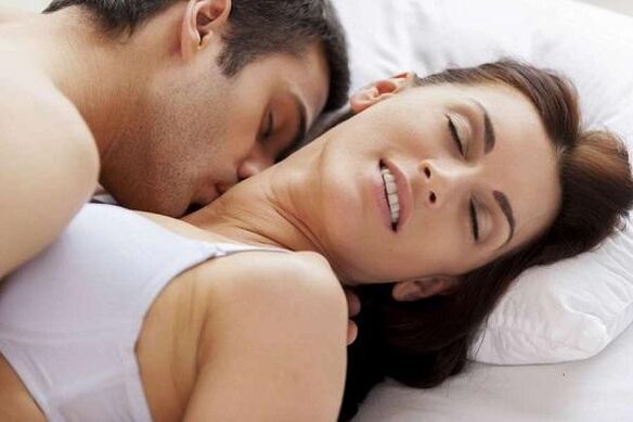 intimidade e descarga de um membro de um homem com excitação sexual